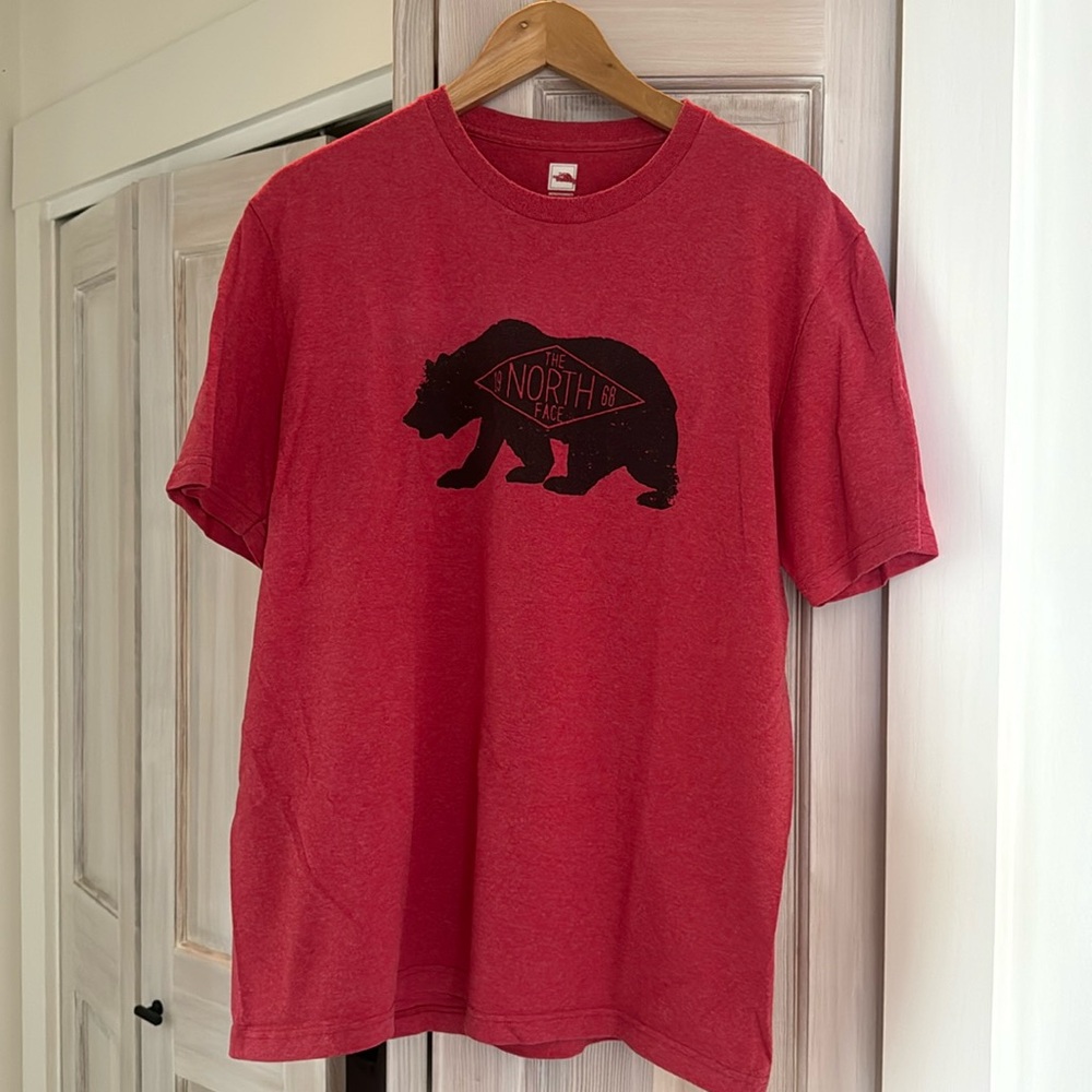 North face men’s size large red tee with grizzly bear